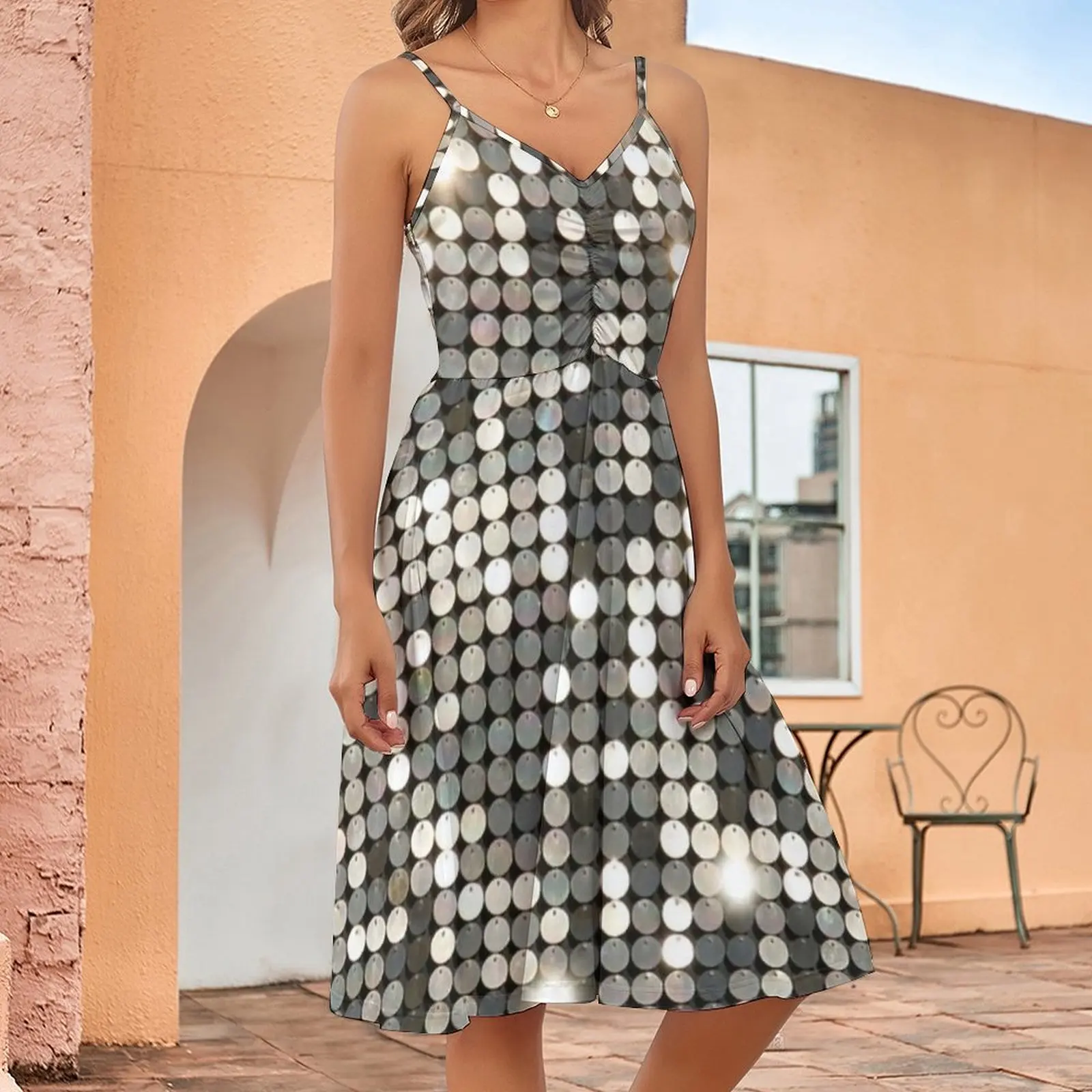 Женское пляжное платье без рукавов с серебристым металлическим принтом |