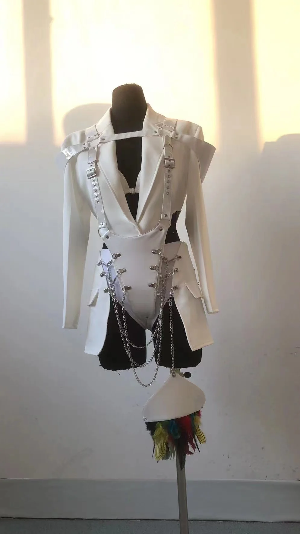 Высококачественная одежда для выступлений реквизит белая косплея на баре