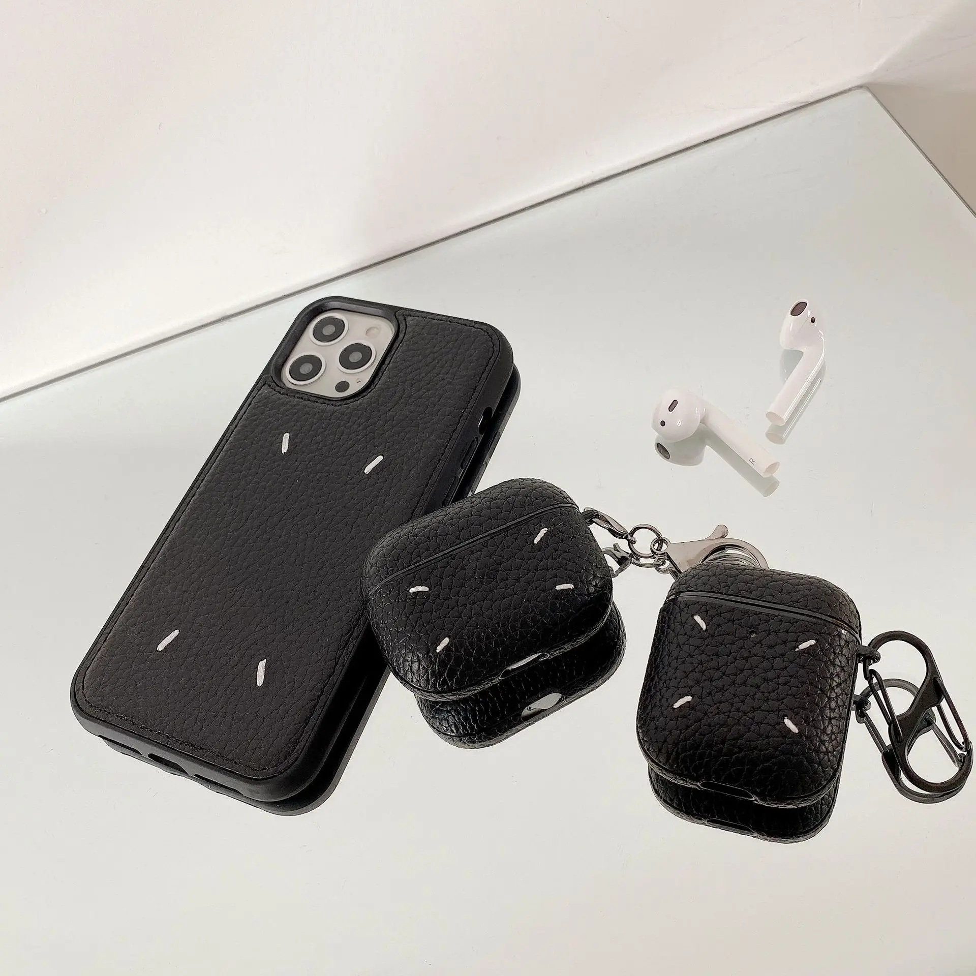 

Luxury Design Case For Airpods Pro Stylish Black Protective case with keychain Leather hard shell For Apple Airpods 3 2 1 Coque