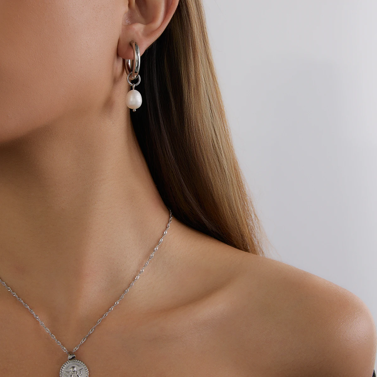 Фото Yori Chic серьги-капли с пресноводным жемчугом, водостойкие, 18 К, с PVD-покрытием, простые, гладкие, металлические, модные украшения, подарок-бижутерия №2