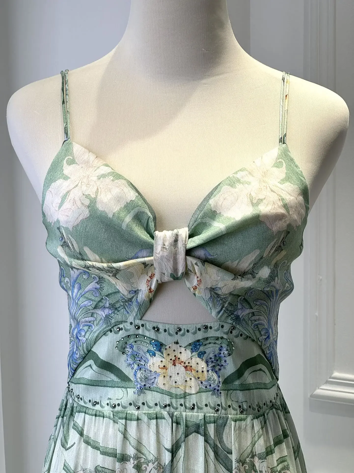 Женское длинное платье на бретельках шелковое с цветочным принтом весна-лето 2024