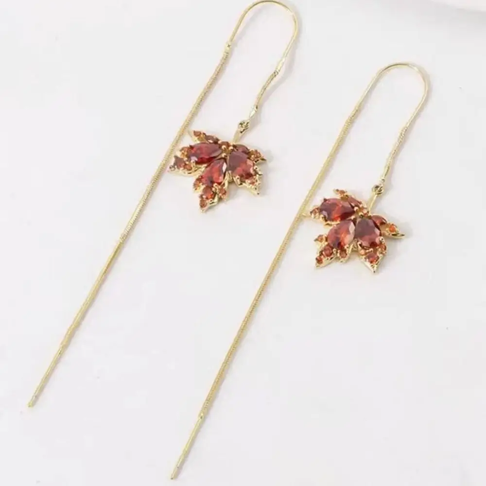 Женские серьги-гвоздики в виде кленового листа