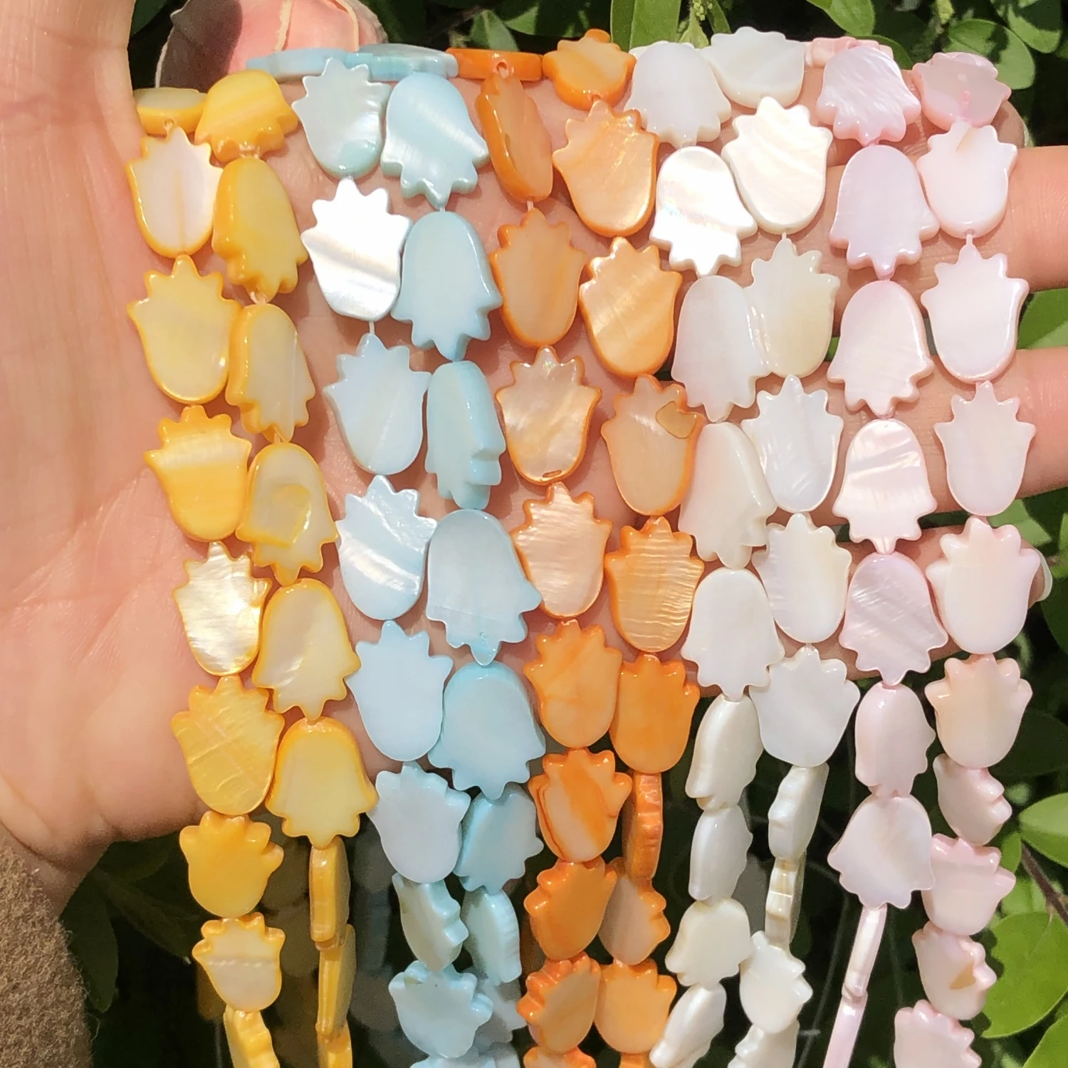 

Dyed Palm Hand of Fatima Shell Beads Natural Colorful Mother Of Pearl Loose Beads for DIY Neckalce Bracelet Earrings Jewelry 15'