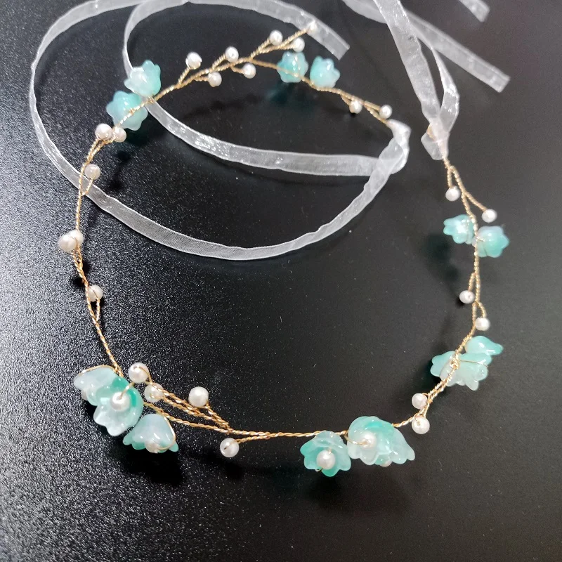 Очаровательный женский головной убор невесты с зелеными цветами расшитый