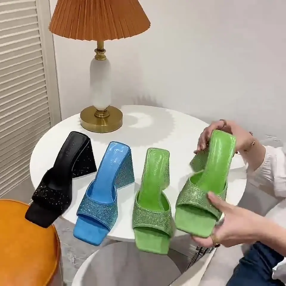 

Shoes Ladies' Slippers Luxury Slides Women Heels Low Jelly Flip Flops Square Toe Designer High Soft Glitter Rome Casual Pumps Ru