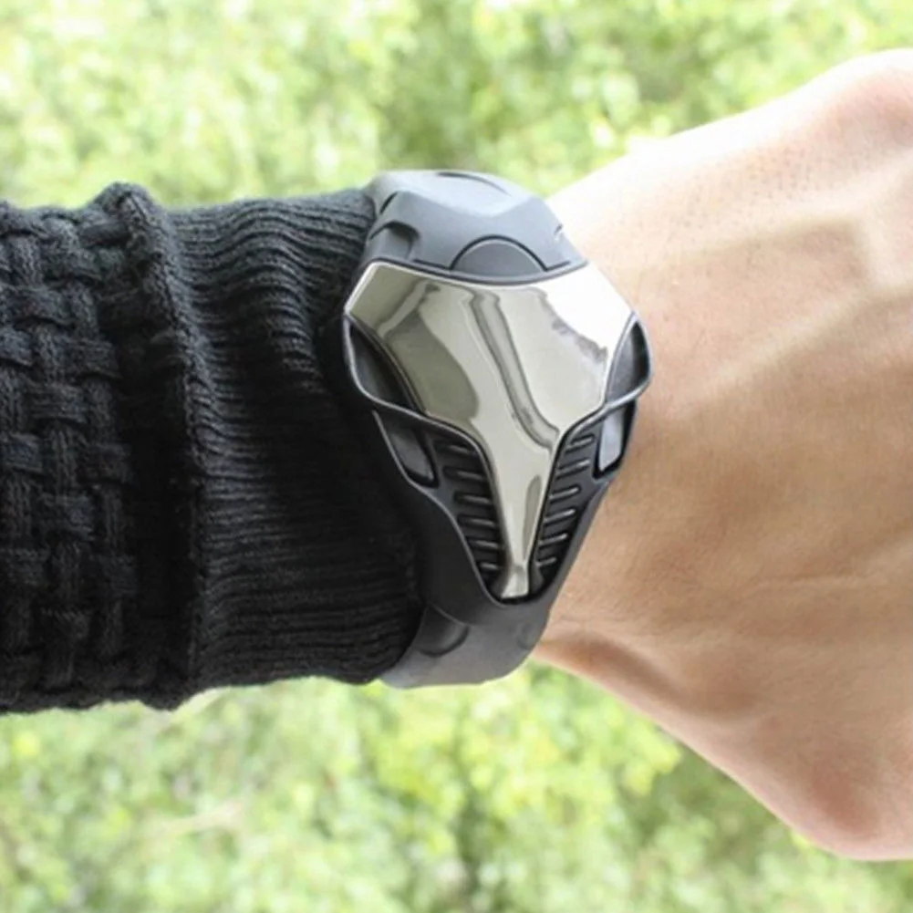 Часы наручные силиконовые с треугольным циферблатом и календарем спортивные