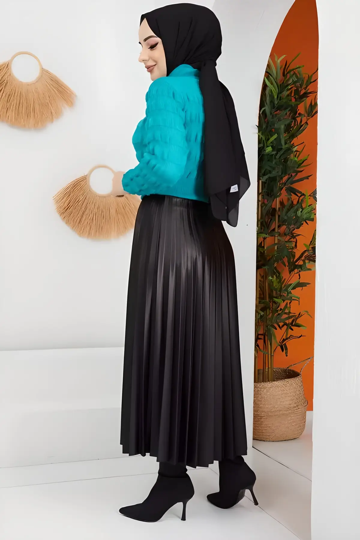 Бирюзовый трикотажный свитер с круглым вырезом