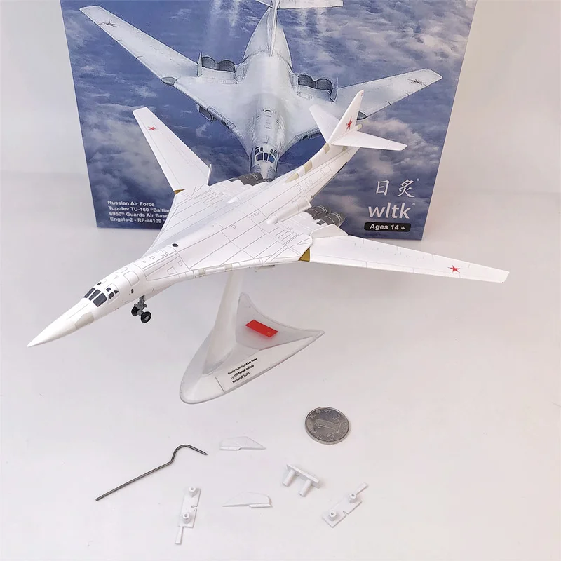 Эксклюзивная модель стратегического бомбардировщика Ту-160 "Белый лебедь" российских ВВС в масштабе 1:200 из металла для коллекционирования и игры в подарок детям.