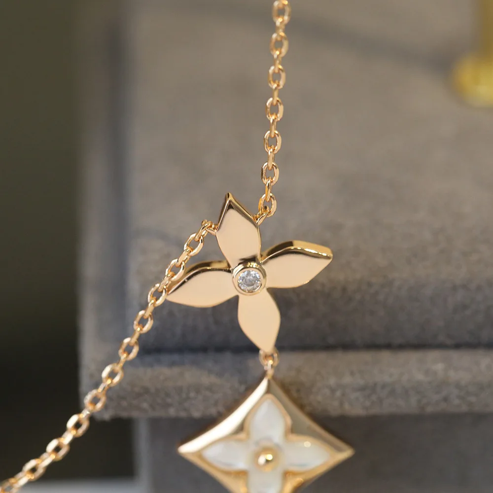 

Simple Niche Design Ins Three-flower Four-leaf Clover White Mother-of-pearl Necklace Female Fashion Diamond Pendant
