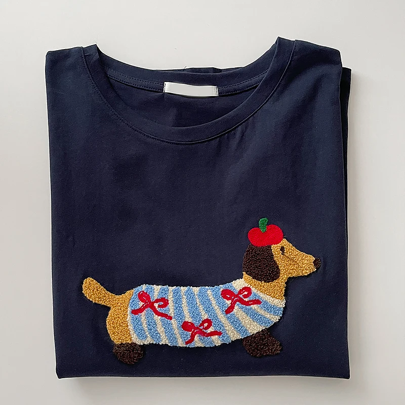 Летняя свободная и стройнящая футболка с вышивкой милой собаки круглым вырезом