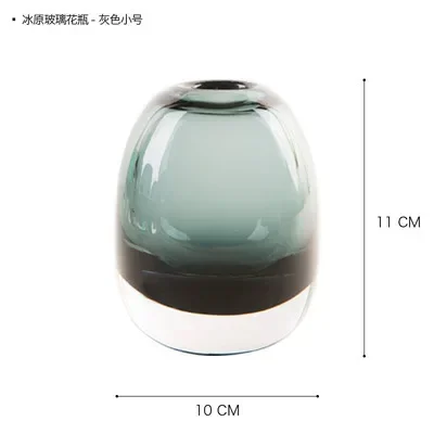 

Прозрачная стеклянная ваза