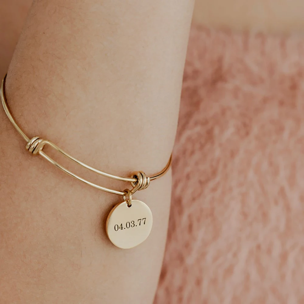 

Your Love Custom Engraved Adjustable Name Plate Name Stainless Steel Bracelet Classic Fashion Round Pendant Women Jewelry Gifts