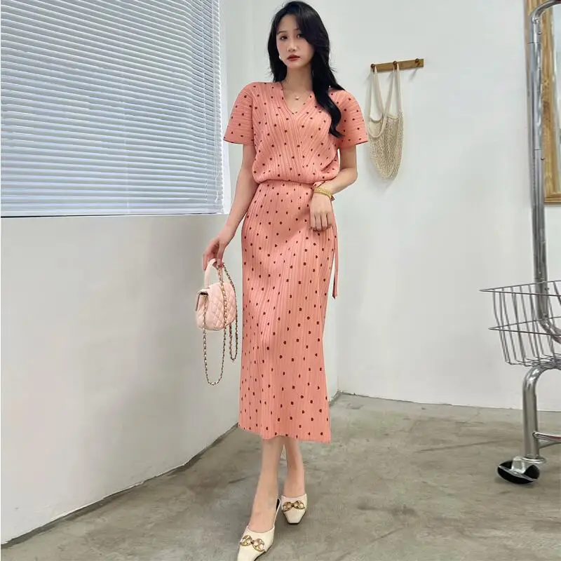 Рубашка Miyake с V-образным вырезом и прямой облегающей юбкой весна 2024