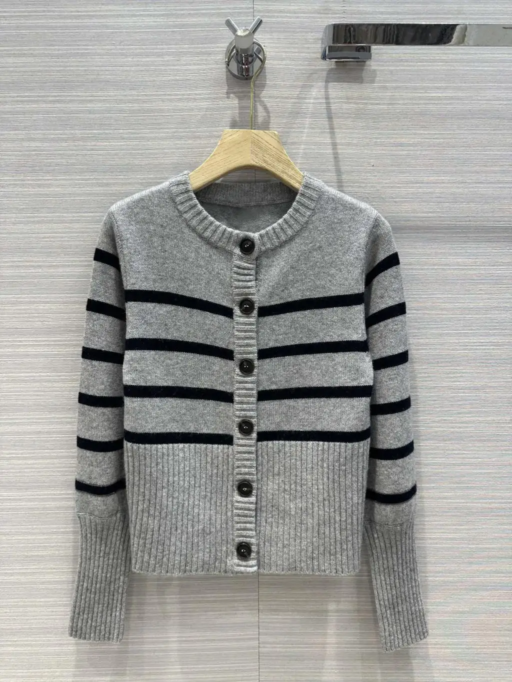 

2023New gray striped cashmere cardigan! Low profile metal bead chain does not choose the human version of casual elegance