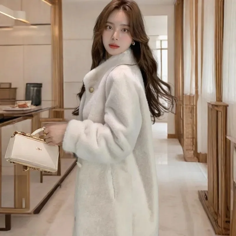 Женское пальто с длинными рукавами и мехом