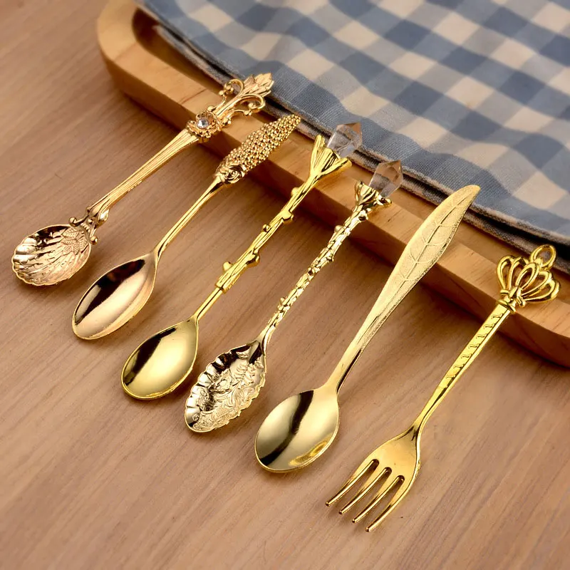 

6pcs Vintage Spoons Dessert Fork Royal Style Metal Gold Carved Coffee Snacks Fruit Prikkers Kitchen Tool Teaspoon Set Tableware