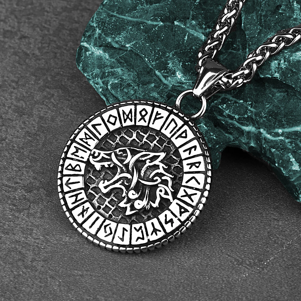 

Viking Wolf Head Odin Rune Pendant Retro Wolf Animal Necklace Men Fashion Charm Stainless Steel Pendant Necklace Jewelry Gift