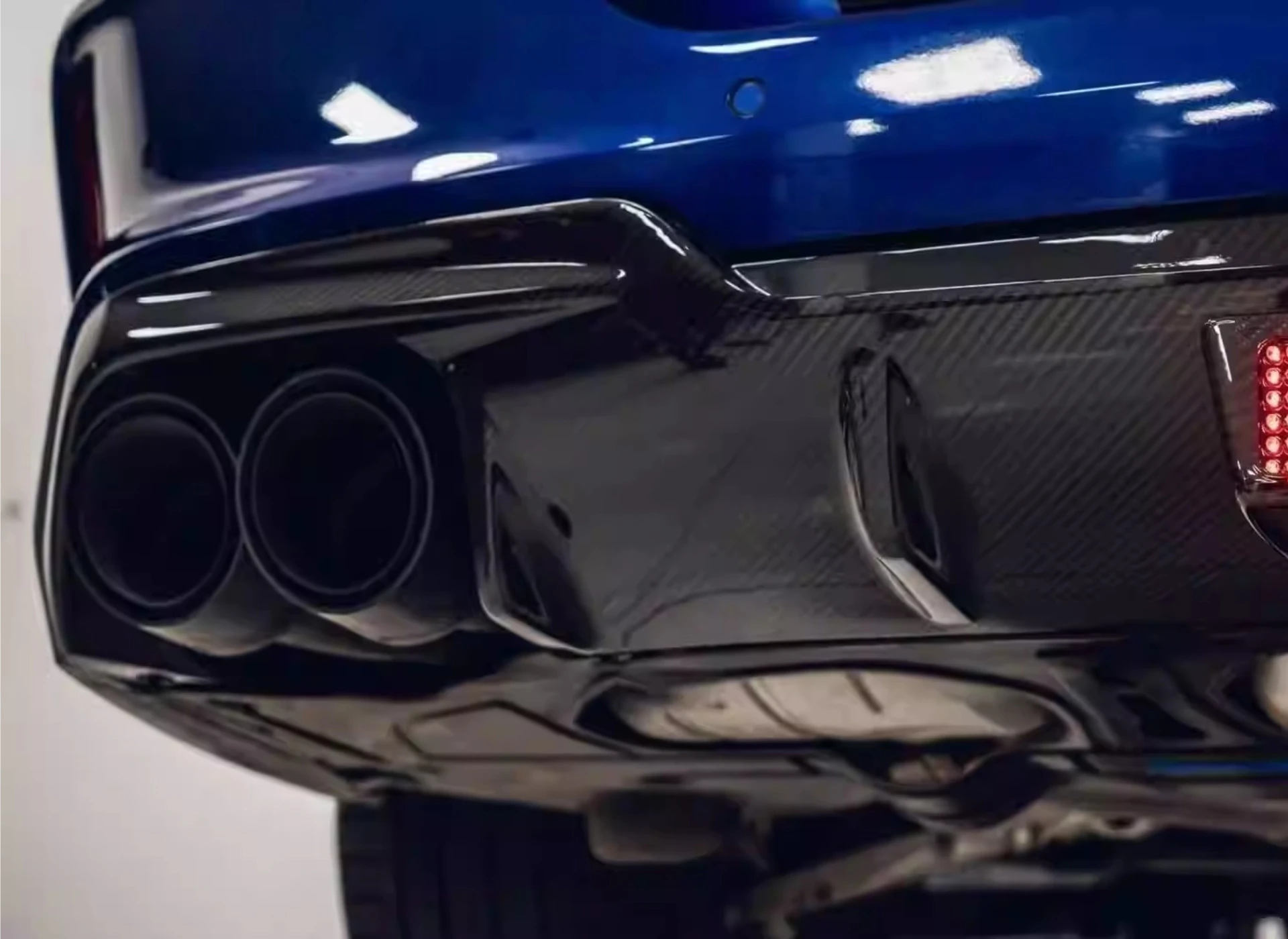 Новая стильная задняя губа из углеродного волокна с лампой для BMW M8