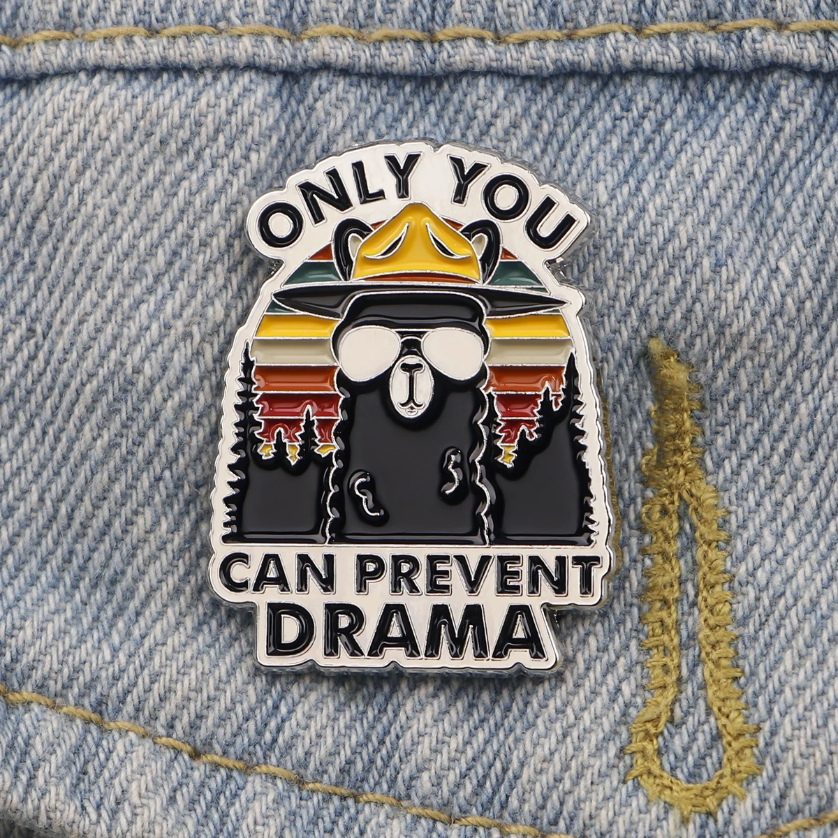 Женская эмалированная брошь-лама в виде альпаки