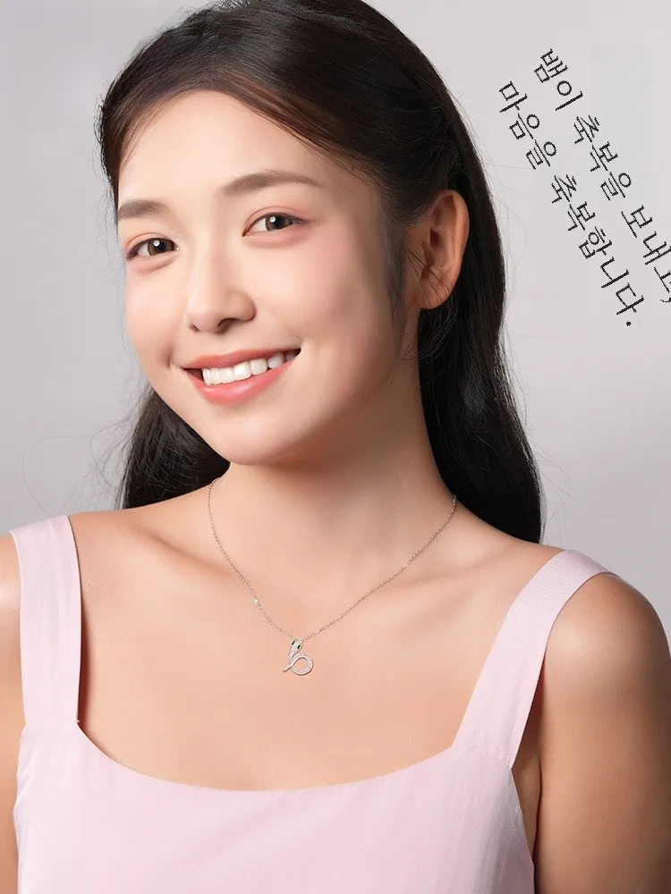 Ожерелье со змеей для женщин новинка 2024 легкий роскошный кулон в виде змеи колье