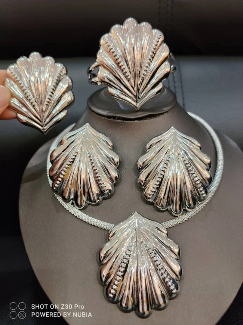 

Silver Color Dubai Jewelry Set 5 Piece Fashion Scallop Shell Design African Lady Choker Earring Ring Bangles Necklace Set