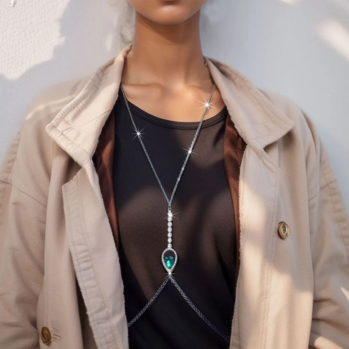 Нежная и модная цепочка на грудь в форме капли инкрустированная стразами