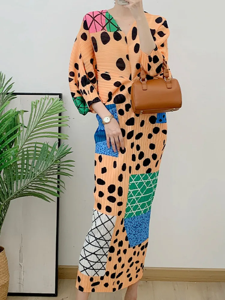 Женское плиссированное платье в горошек с V-образным вырезом и длинным рукавом