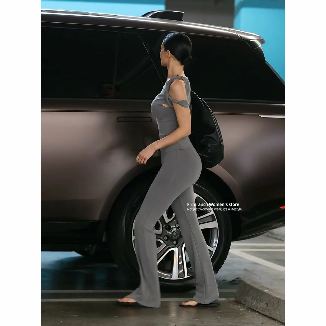 Серые сексуальные обтягивающие футболки и облегающие штаны для йоги