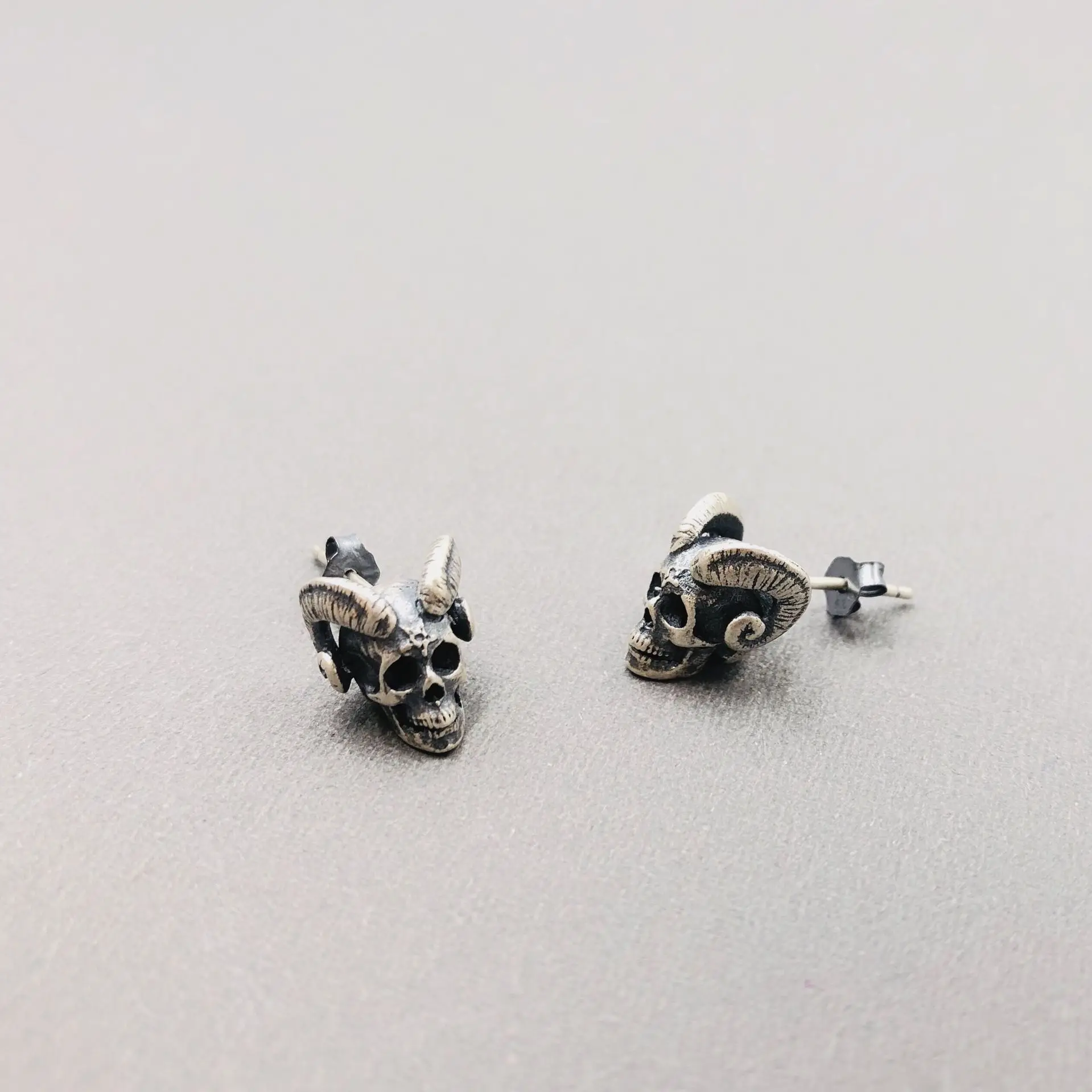 

Goth Punk Sheep Head Animal Stud Earrings for Men's and Women's Silver Color Skull Earrings Motorcycle Party Cool Ear Jewelry