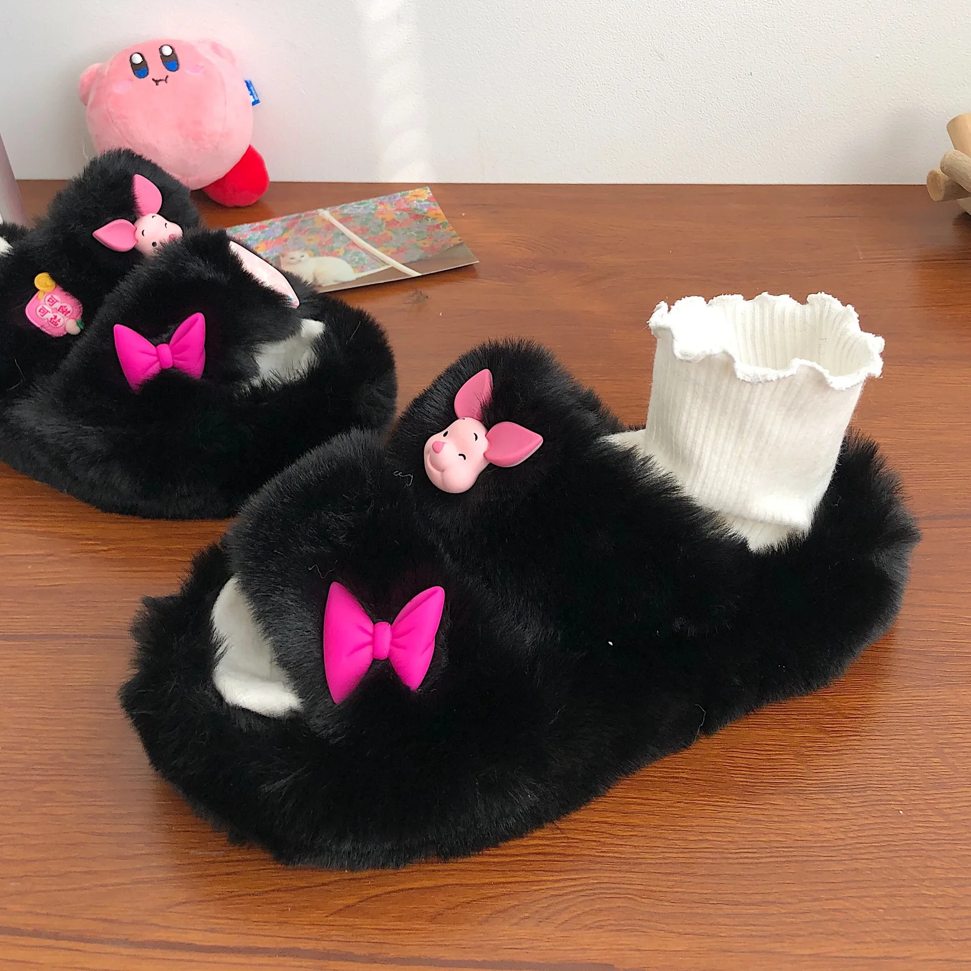 

Толстые пушистые меховые тапочки, новинка 2023, женские зимние домашние теплые меховые тапочки, женские шлепанцы, домашняя обувь на плоской п...