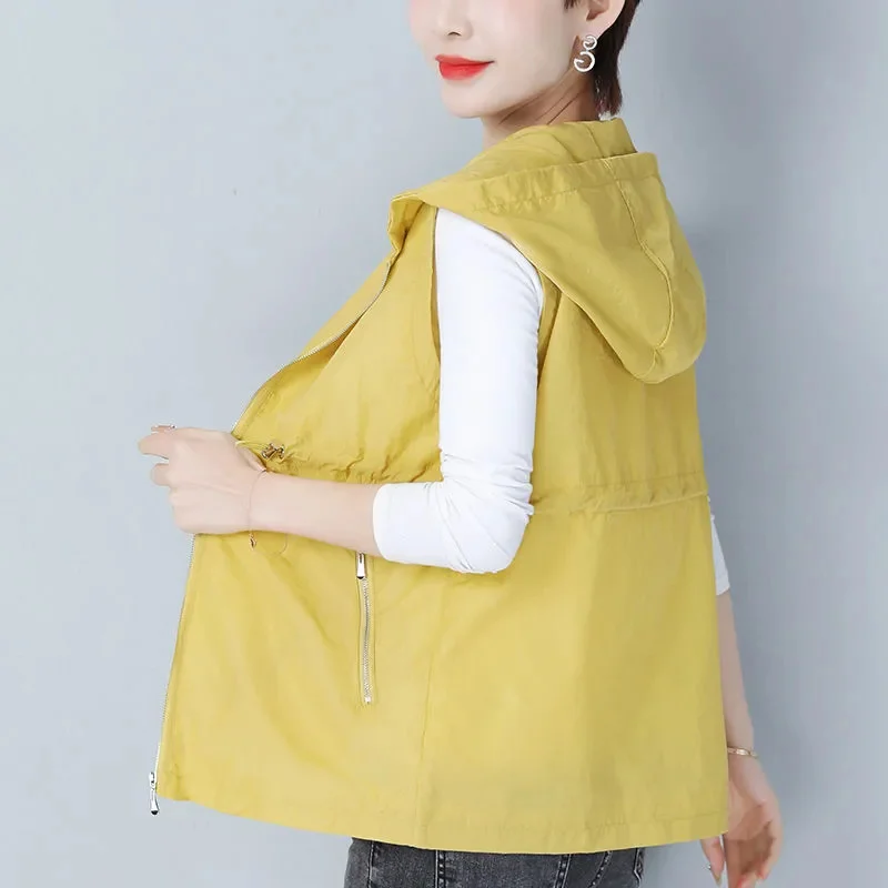 Женский однотонный жилет без рукавов с капюшоном