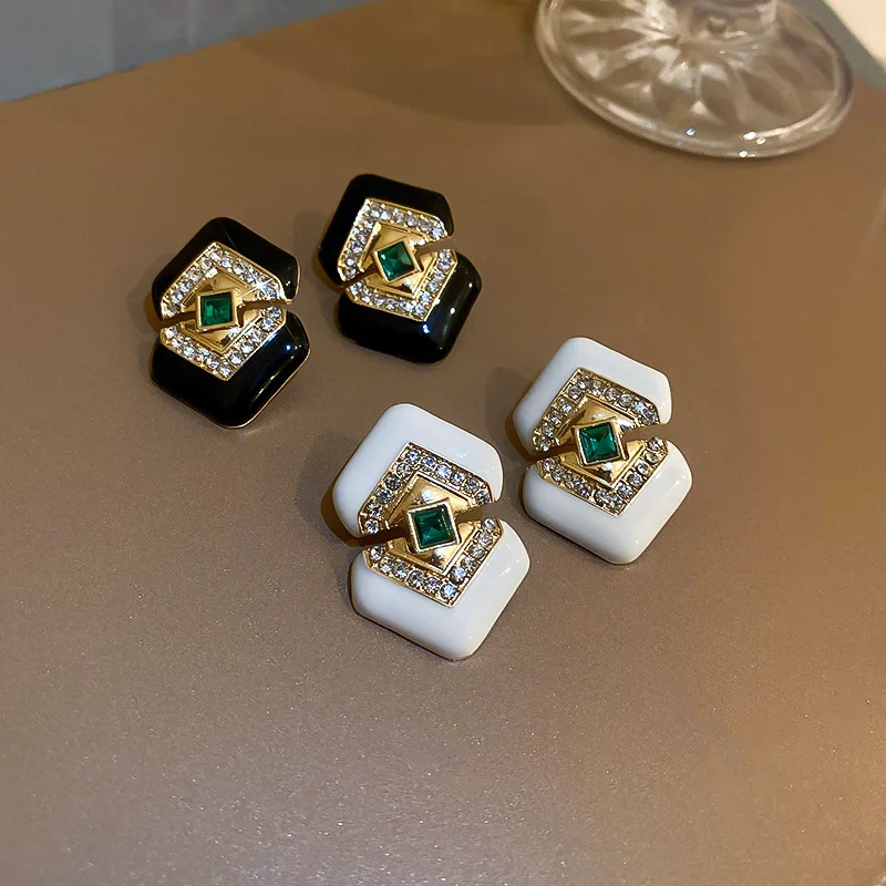 

Женские серьги-кольца с геометрическим узором