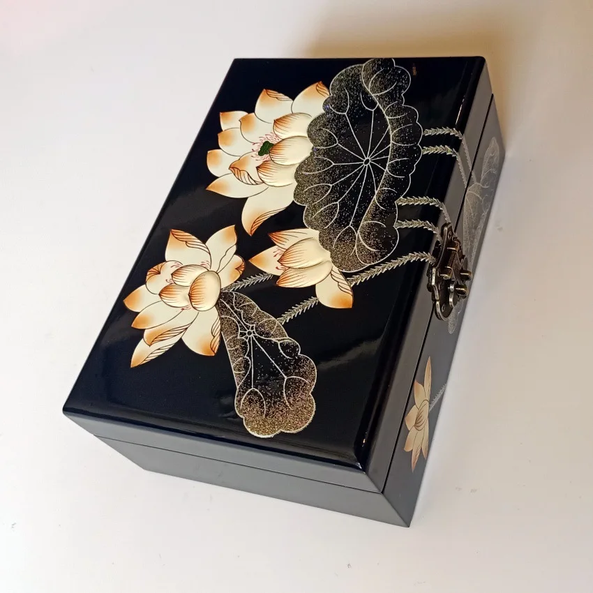 

Деревянная лаковая шкатулка для украшений