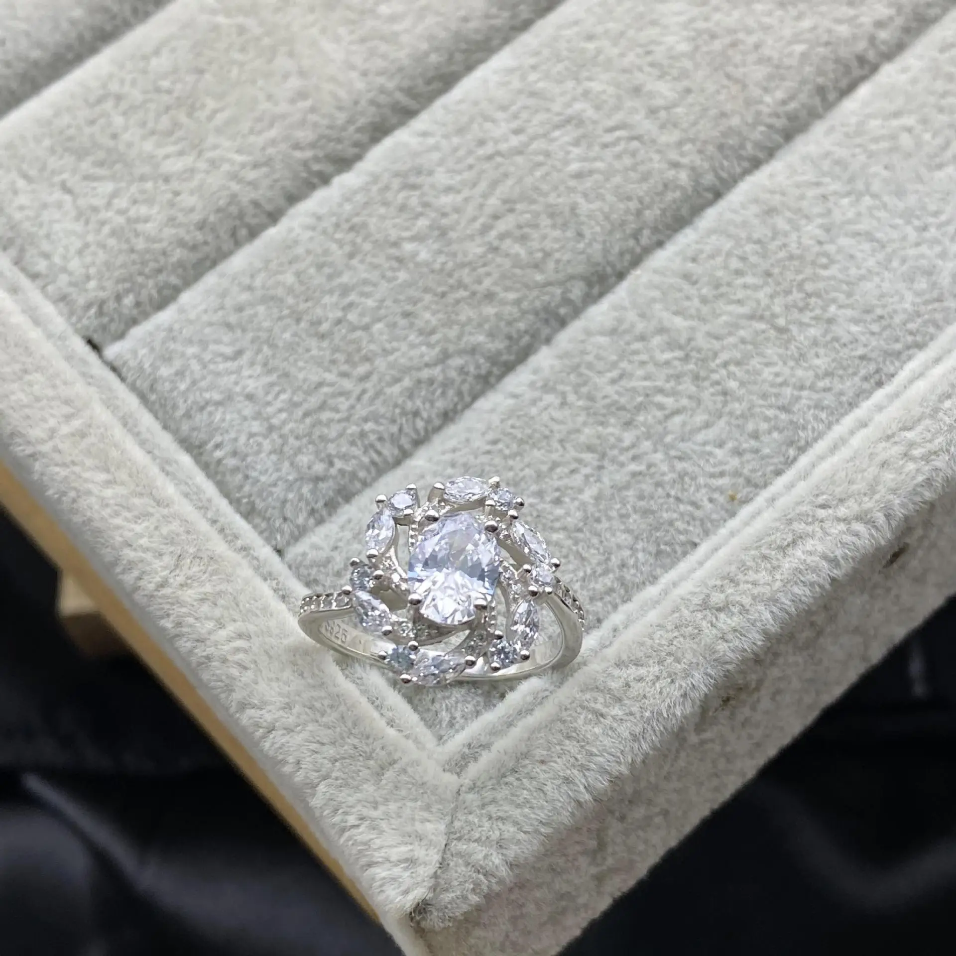 

Роскошное кольцо из серебра S925 пробы с бриллиантами и розой, элегантное кольцо с синей дорожкой, индивидуальное обручальное кольцо