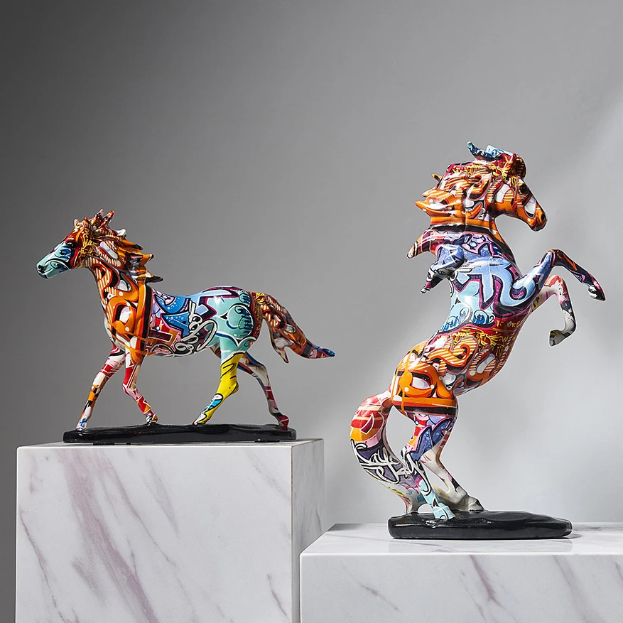 

Скандинавская статуя лошади с граффити из смолы, скульптура с животными, современное интерьерное искусство, украшение для дома, гостиной, офиса, рабочего стола, статуэтка