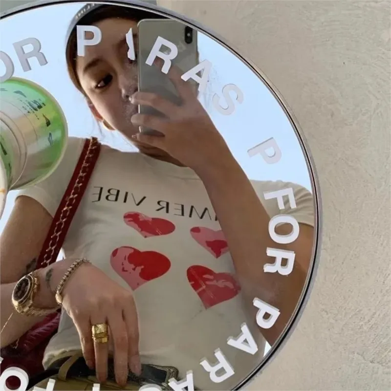 

Женский короткий топ с коротким рукавом, круглым вырезом и принтом сердец