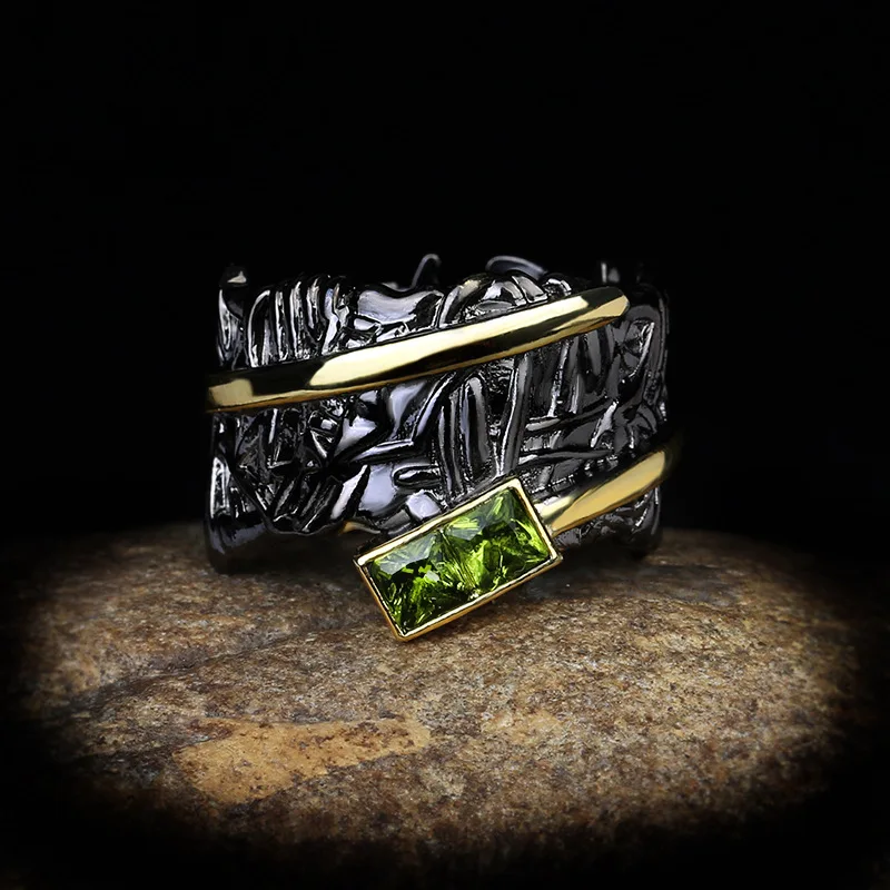 Женское двухцветное кольцо с зеленым цирконием Винтажное черного и золотого
