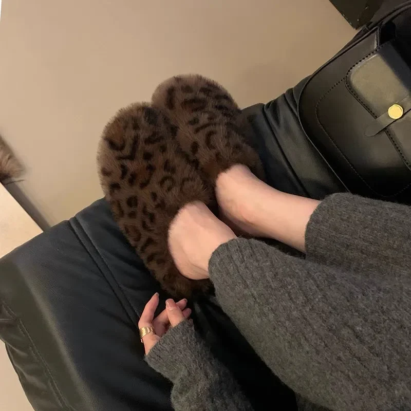 Леопардовые женские меховые шлепанцы на плоской платформе замшевые мюли зимняя