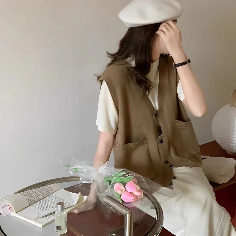 Женская трикотажная кофта с V-образным вырезом на пуговицах