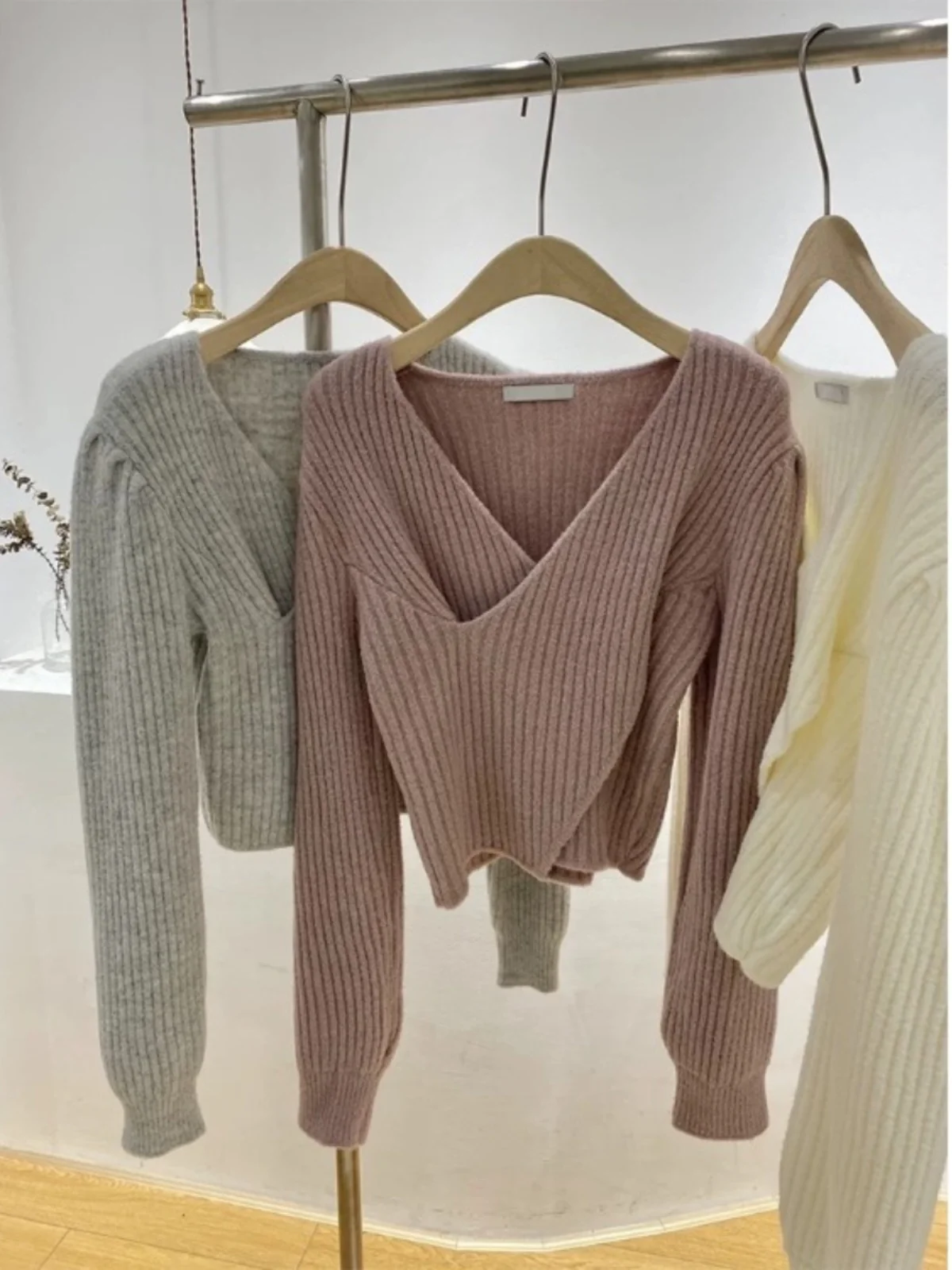 Свитер с перекрестным v-образным вырезом женский осенне-зимний короткий нежный