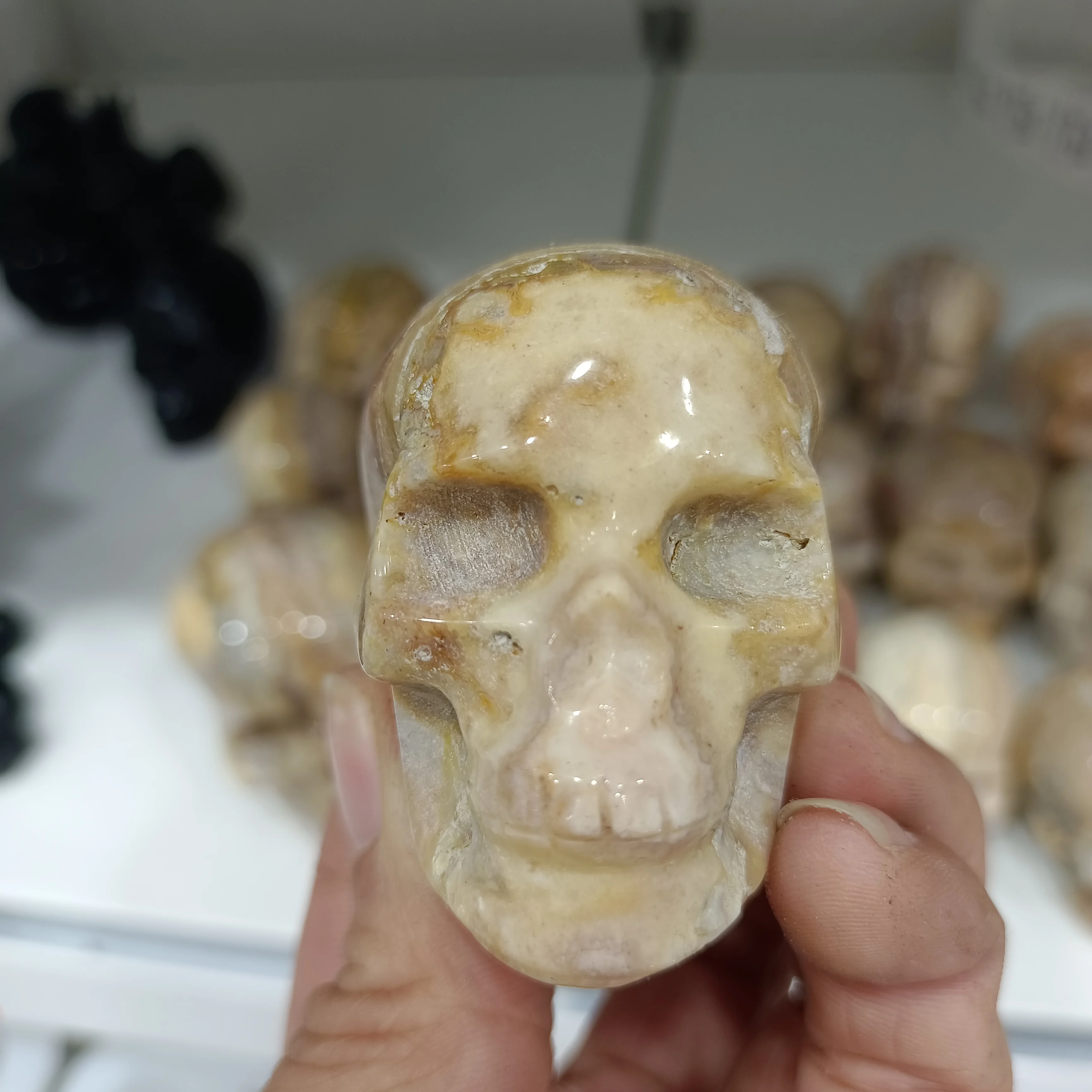 

NATURAL AGATE STONE HAND CARVED SKULL WITH CRYSTAL HEALING DECORATION