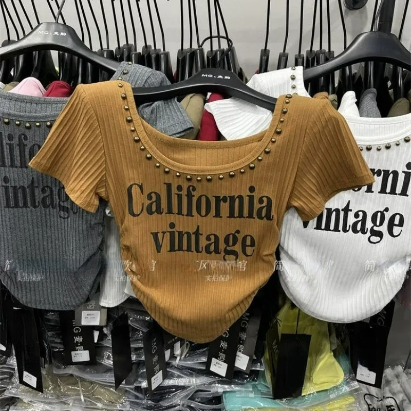 Женский укороченный топ с квадратным вырезом плиссированный заклепками и