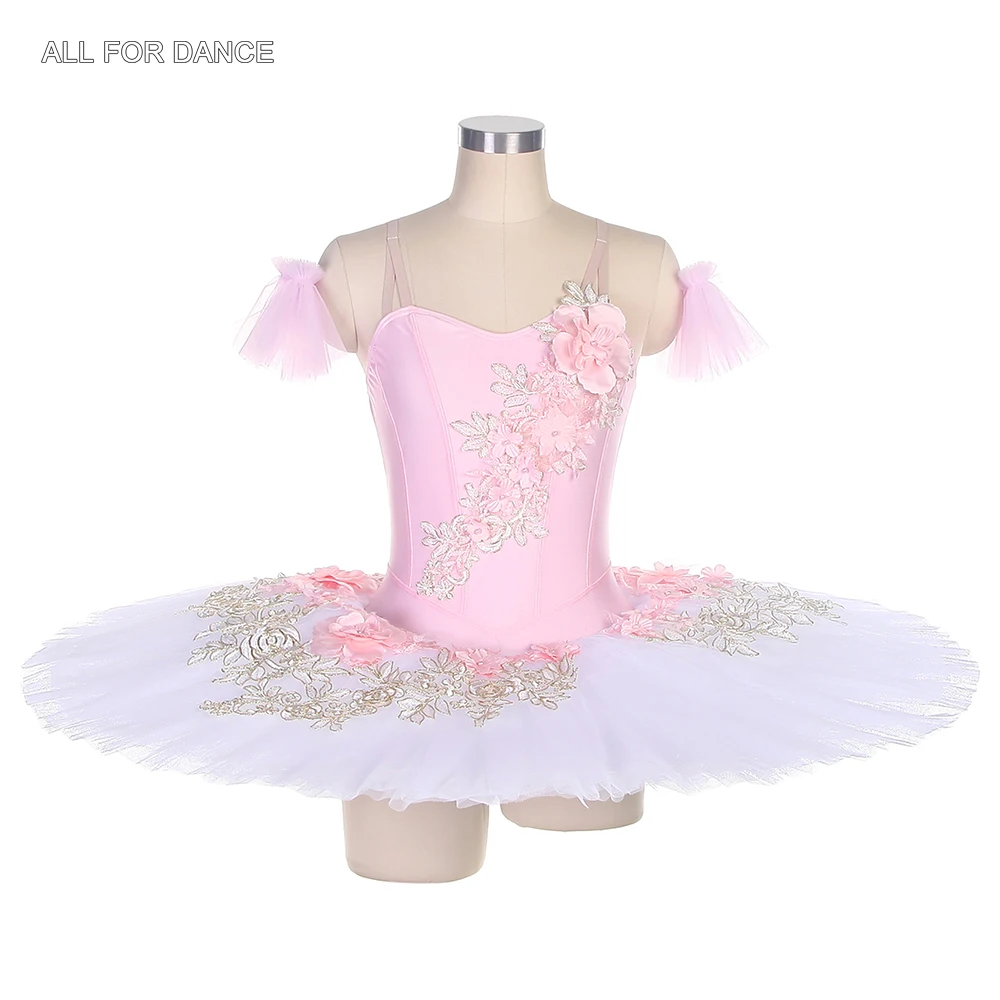 

Женское бархатное балетное платье с открытыми плечами