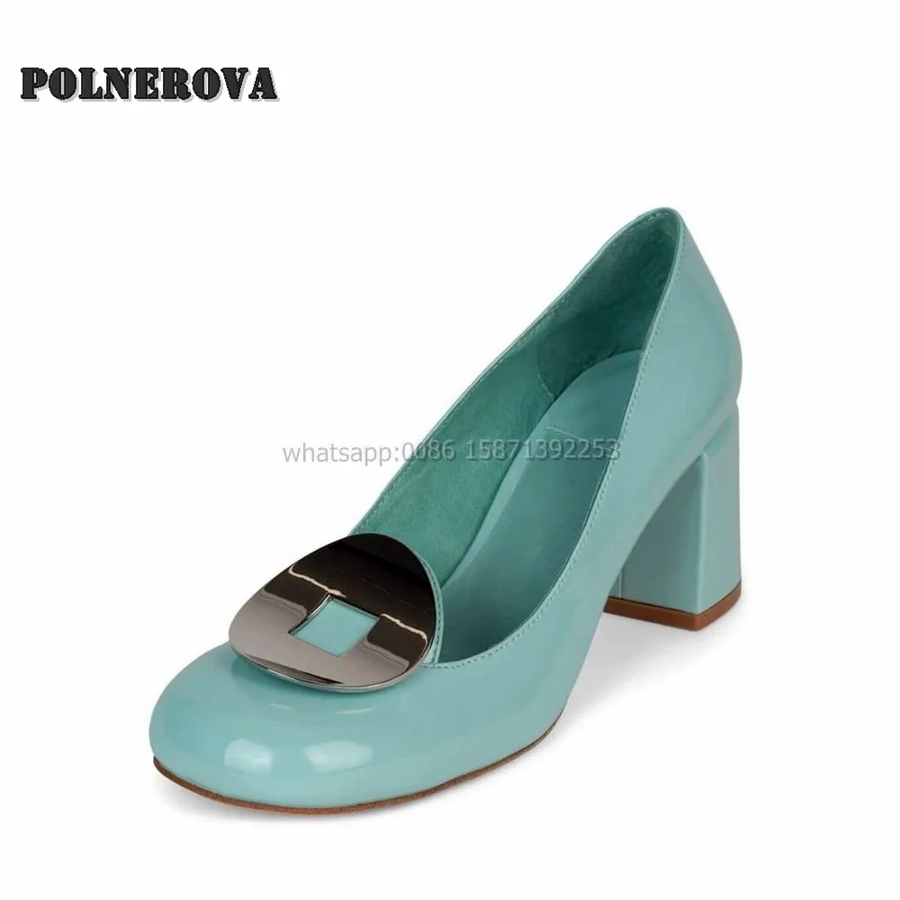 Туфли-лодочки однотонные с металлическим украшением круглым носком на массивном