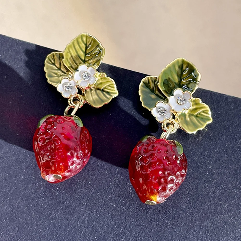 Серьги с клубникой висячие изящные милые для девочек-подростков модные из