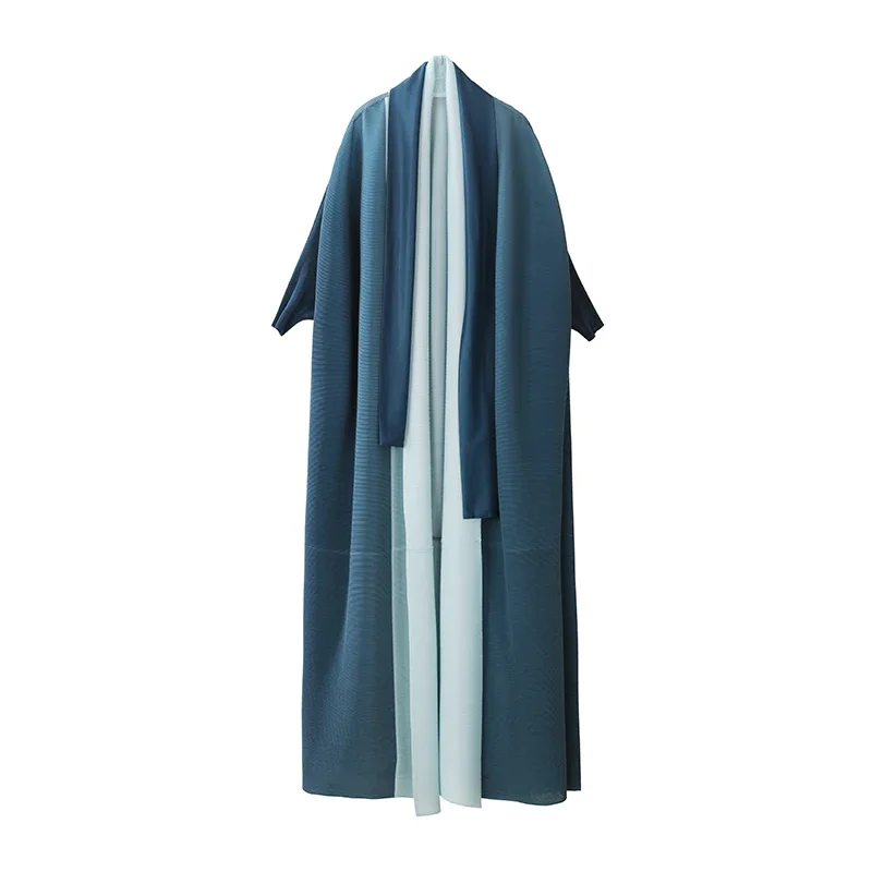 Плиссированный плащ с рукавами летучая мышь и заблокированным поясом