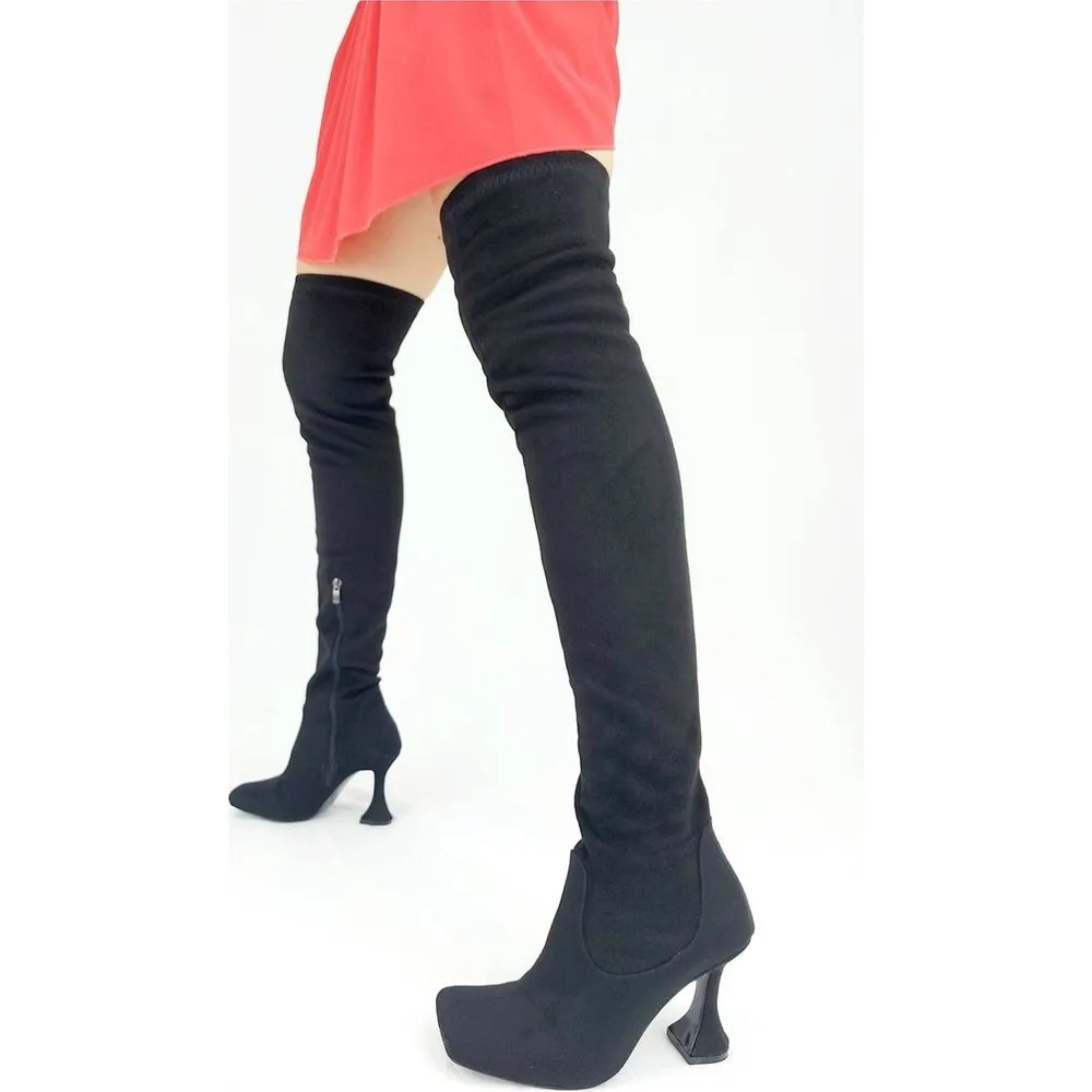 

Build In Dorlie Black Suede High-Heeled Boots