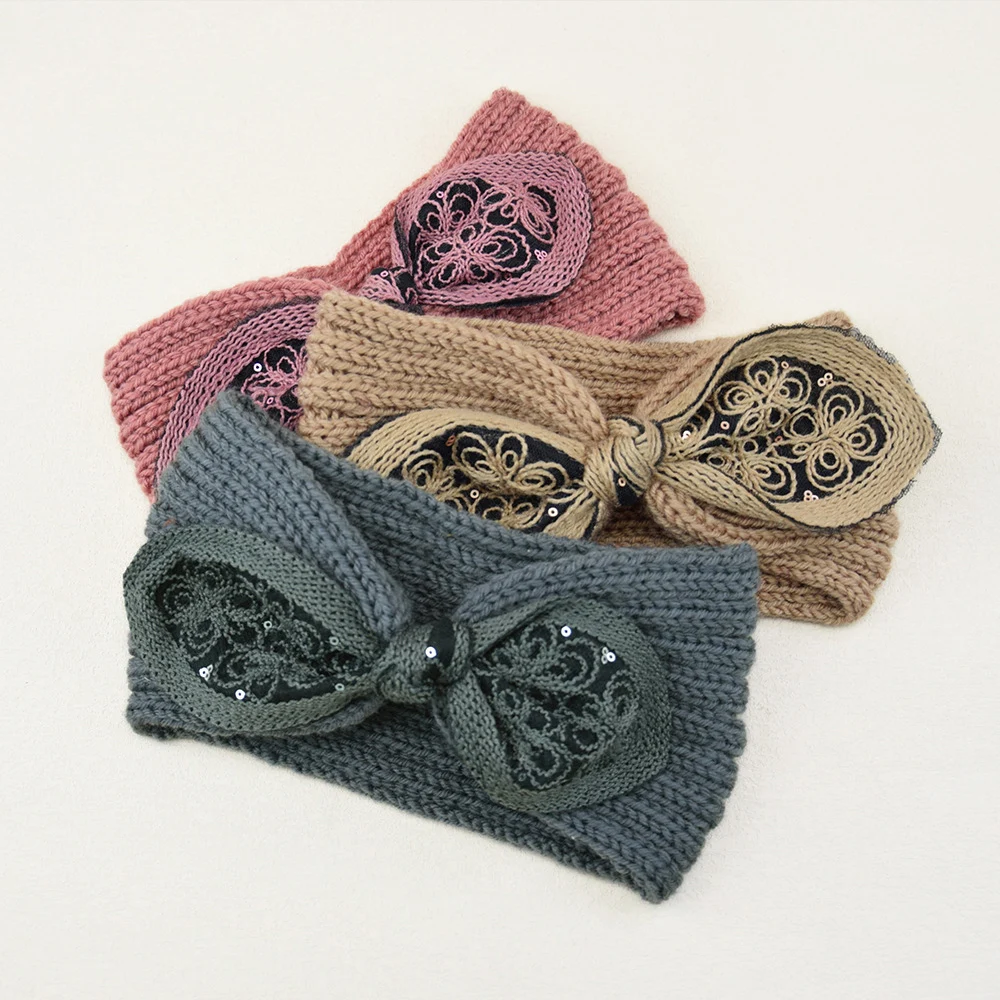 Вязаная широкая повязка на голову с вышитым бантом женская большим и заячьими