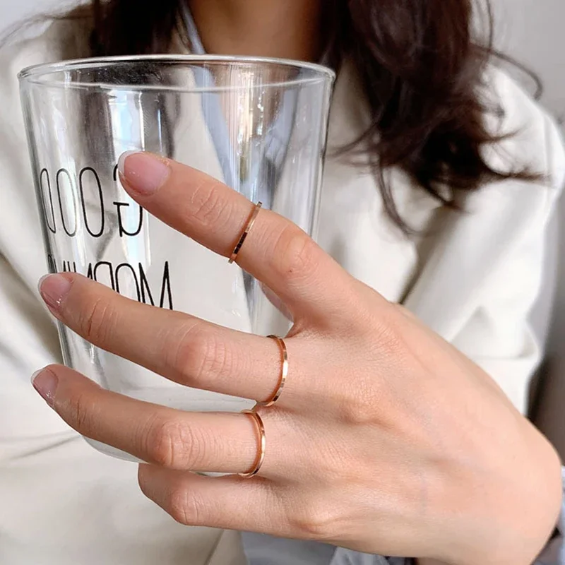 Минималистичное покрытие из нержавеющей стали золотого цвета