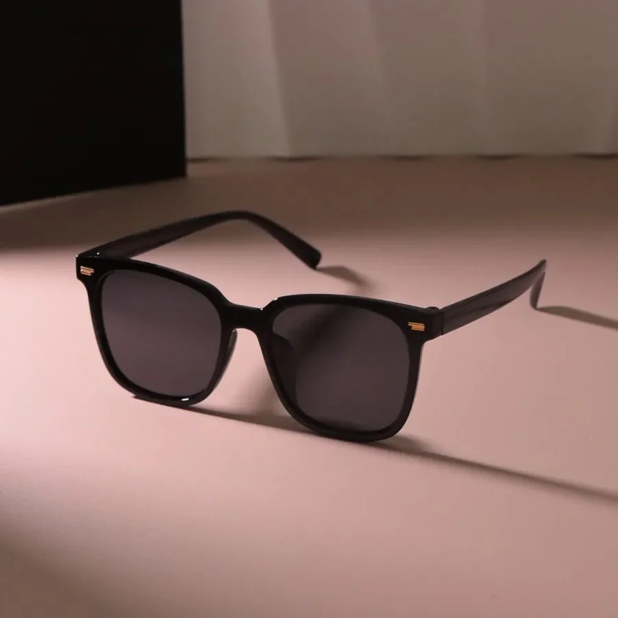 Солнцезащитные очки в классической большой квадратной оправе для мужчин и